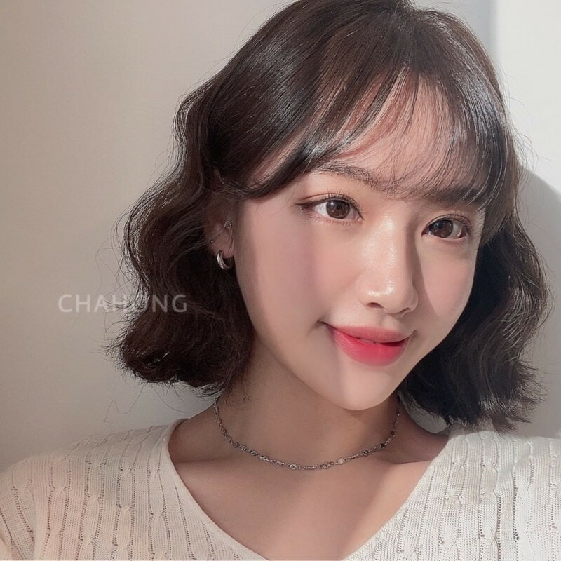 Natural and dynamic curls short haircut