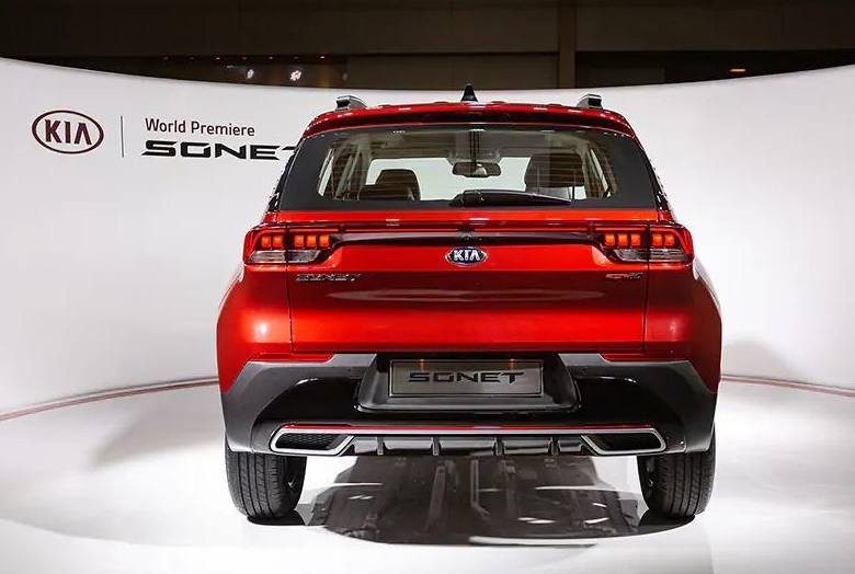 Đuôi xe Kia Sonet 2023 bản GT-Line siêu đẹp với các nếp gấp thẳng tấp và cụm đèn hậu liền mạch