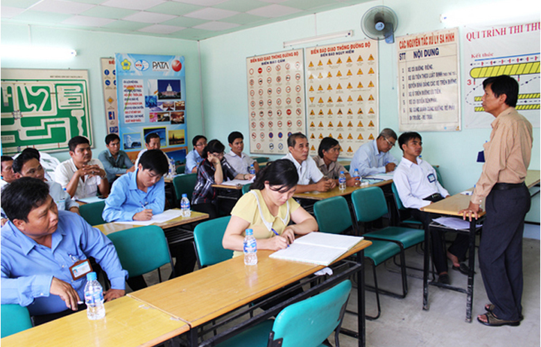 Học lý thuyết thi bằng lái xe B2