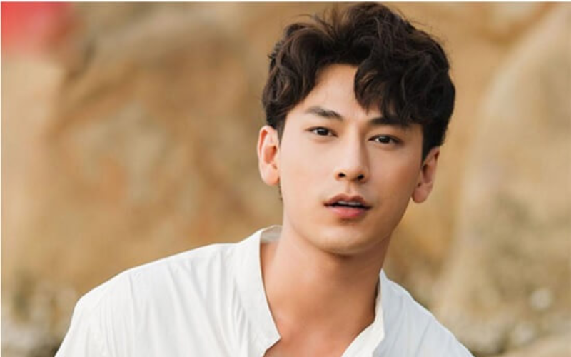 Issac với kiểu tóc 7/3 với phần mái uốn lãng tử