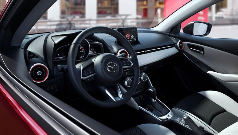 Khoang lái của Mazda 2