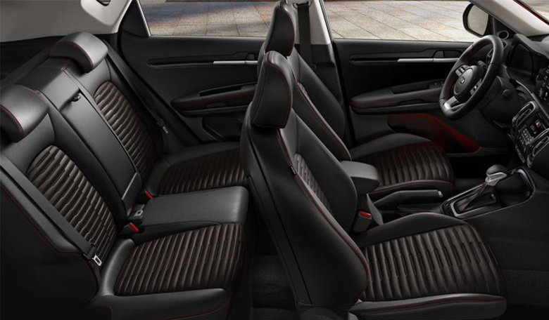 Khoang nội thất của Kia Sonet 2023 khá thể thao và chịu ảnh hưởng nhiều từ 2 mẫu xe “đàn anh” là Sorento và Seltos