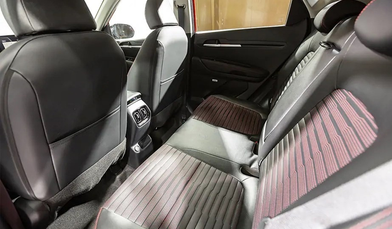Không gian ở hàng ghế phía sau chỉ đủ dùng, không quá rộng rãi