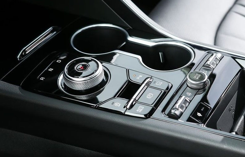 Khu vực điều khiển của Kia K5 2023 khá hiện đại