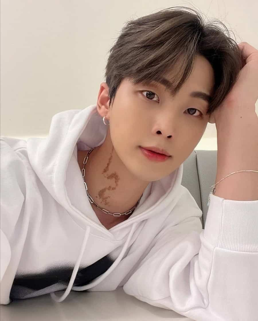 Kiểu tóc ngắn rẽ ngôi