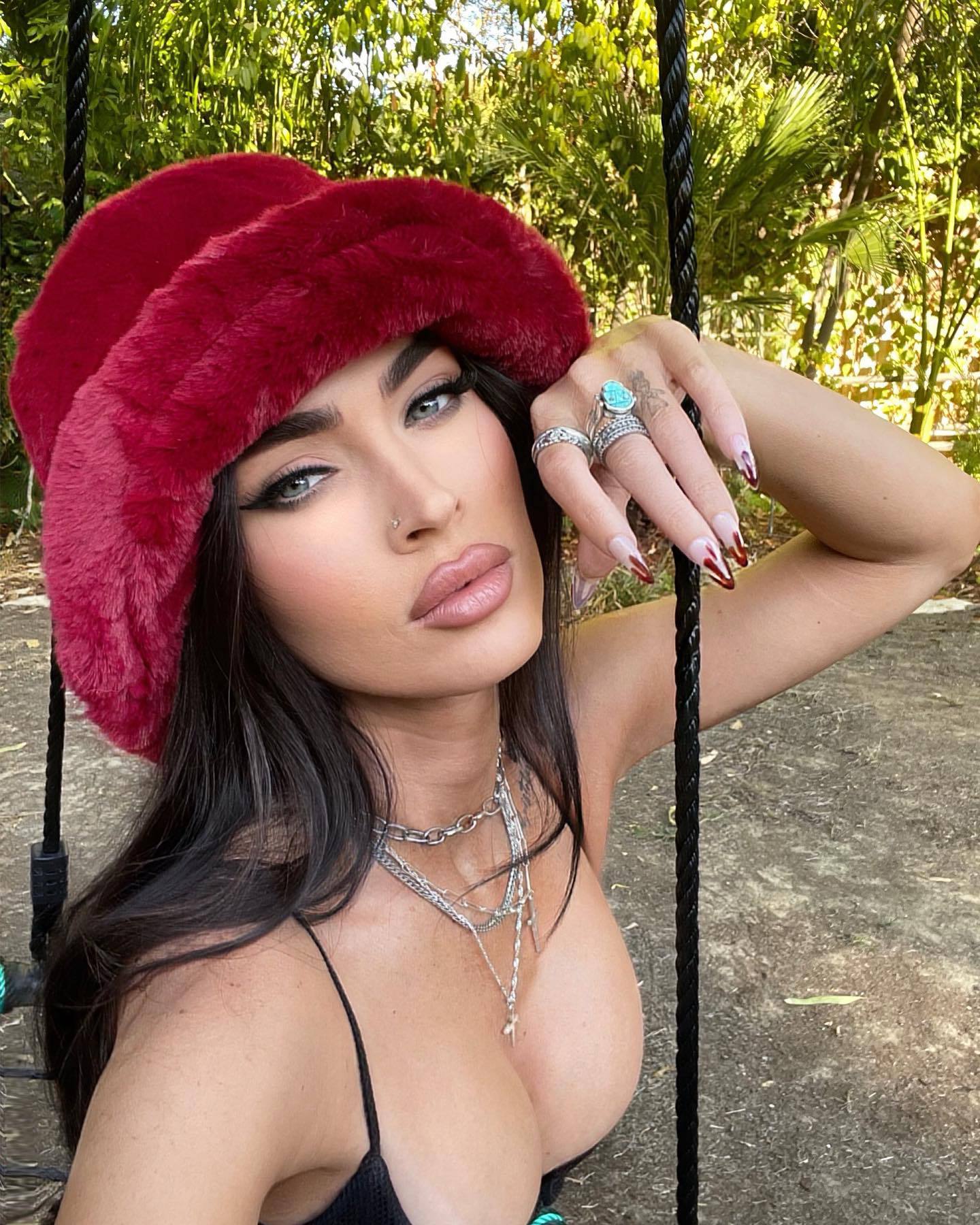 Megan Fox Ditches Engagement Ring