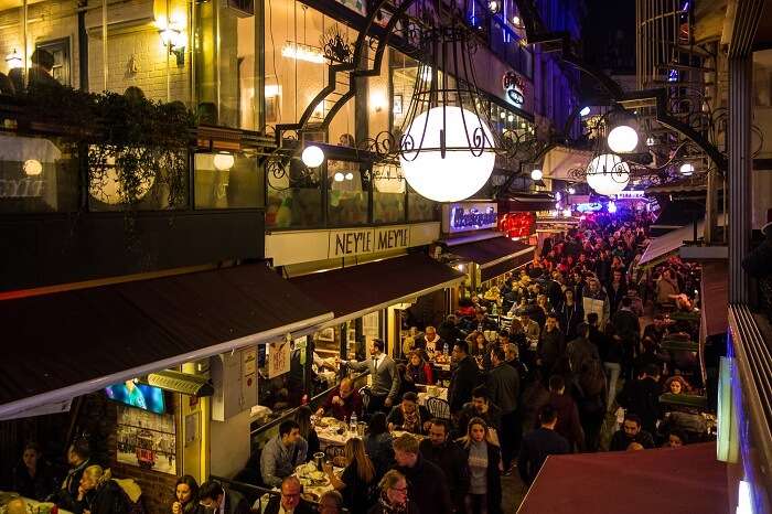 The experience of nightlife in Istanbul at a meyhane