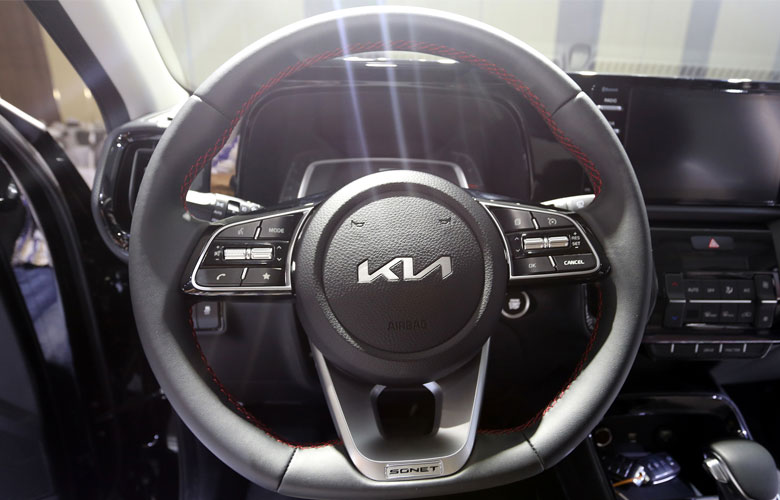 Vô lăng 3 chấu bọc da, tích hợp phím bấm chức năng