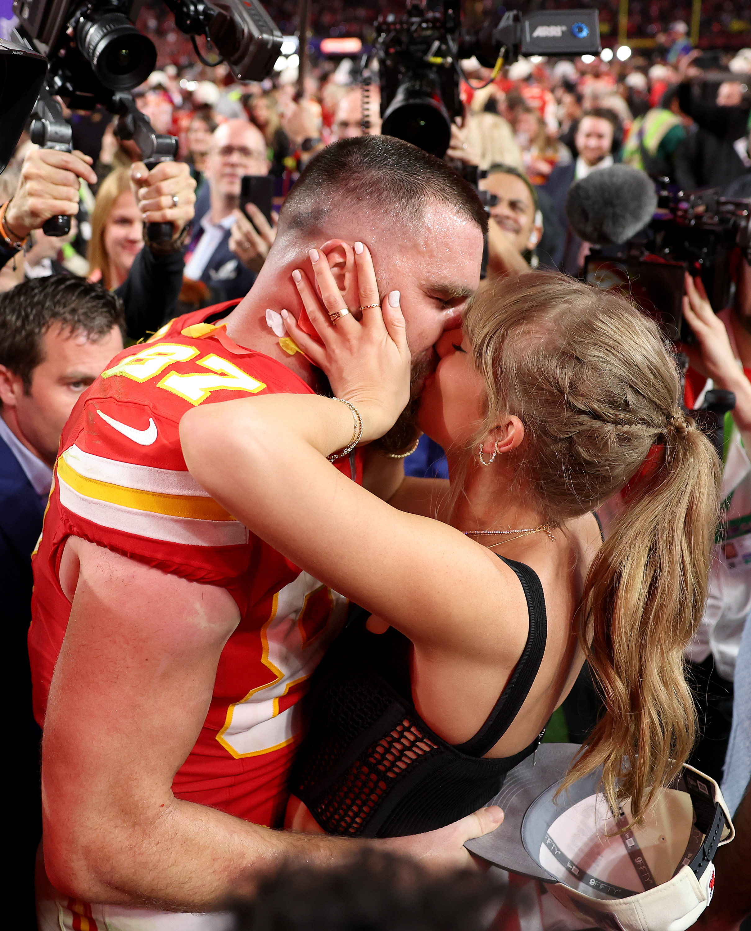 taylor swift and travis kelce hold hands at sydney zoo