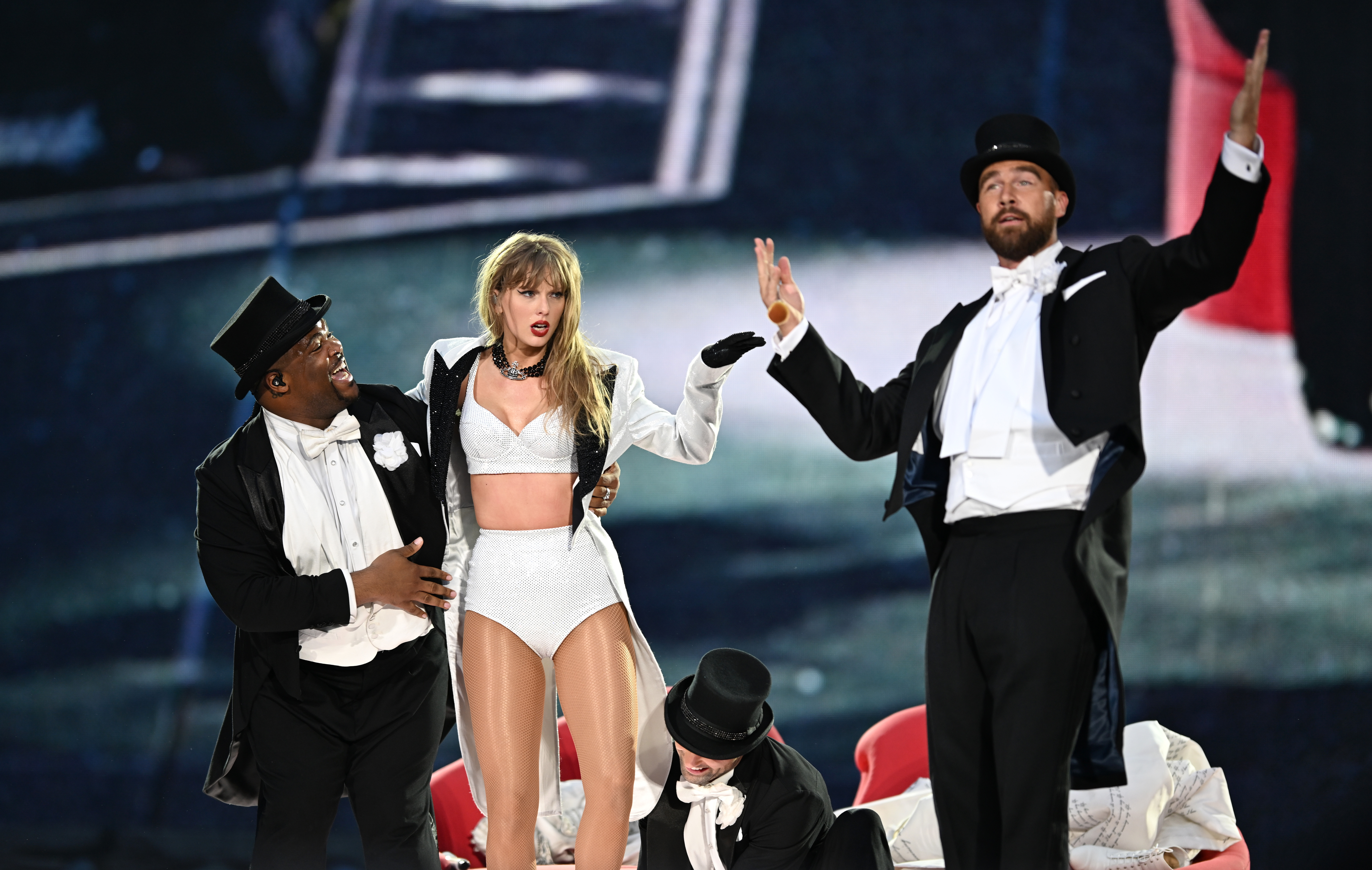 taylor swift and travis kelces dating timeline