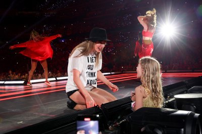 taylor swift gets 22 hat from travis kelce at eras party