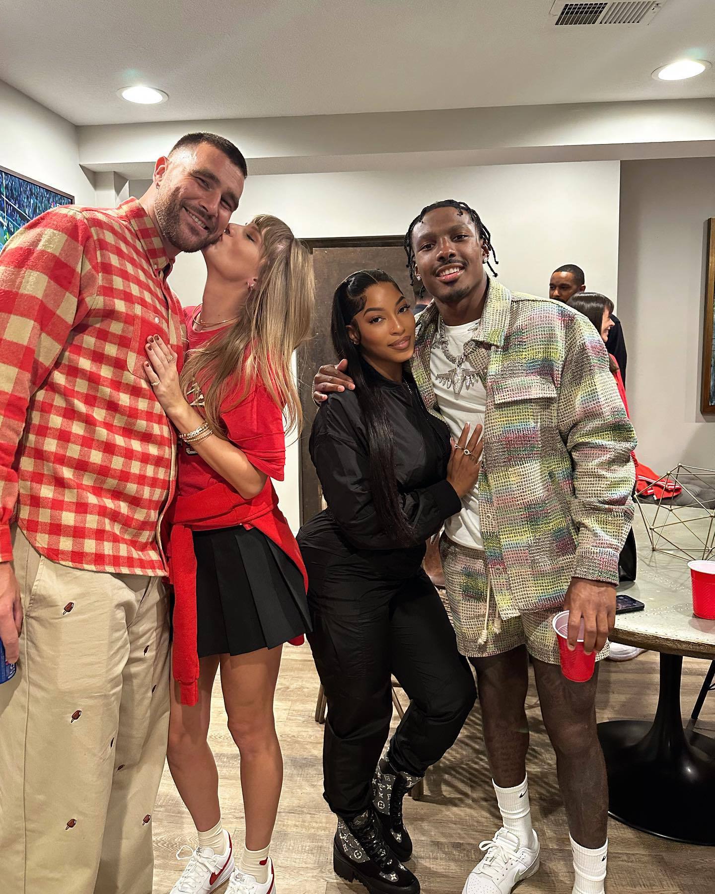 taylor-swift-kisses-travis-kelce-first-photo